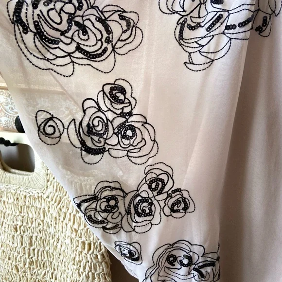 🖤Beige Floral Embroidered Blouse - Picture 2 of 3